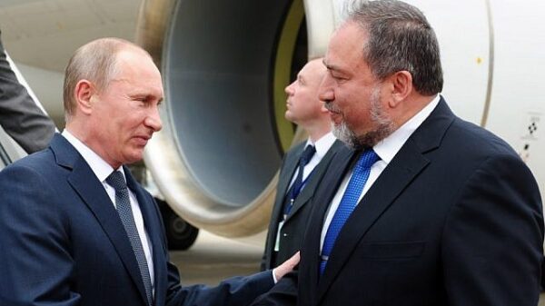 Foreign Minister Avigdor Liberman greets Russian President Vladimir Putin at Ben Gurion Airport