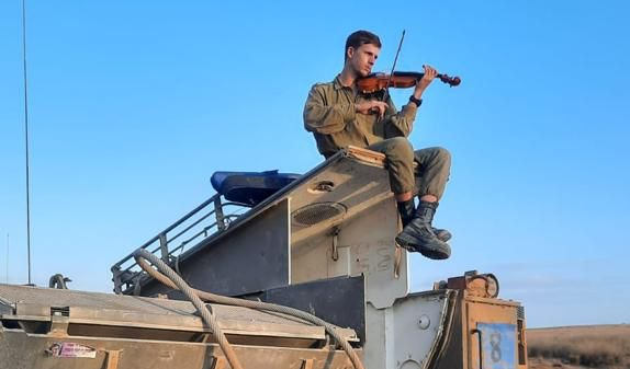 Israel-Hamas Swords of Iron War / Israeli soldier play violin e