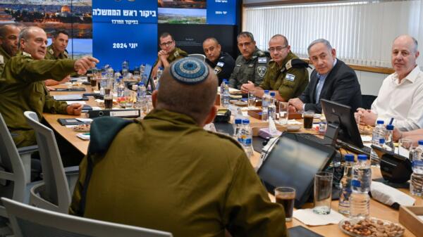 Prime Minister Netanyahu in an operational briefing from the head of Central Command, Maj.-Gen. Yehuda Fuchs